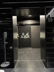 LEGO House - Toilette - History Collection / LEGO Cinema (Untergeschoss)