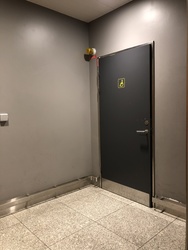 Flughafen Kopenhagen - Terminal 2 - Toilette neben dem Norwegian Check-in-Schalter