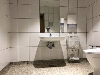 Flughafen Kopenhagen - Terminal 2 - Toilette neben dem Norwegian Check-in-Schalter