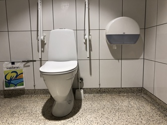Flughafen Kopenhagen - Terminal 2 - Toilette neben dem Norwegian Check-in-Schalter