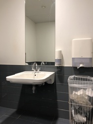 Flughafen Kopenhagen - Terminal 2 - Toilette kurz vor dem Sicherheitsdienst (1. Stock)