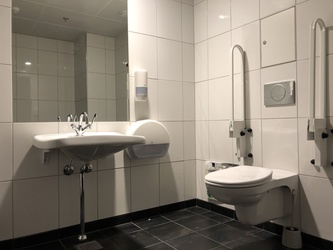 Flughafen Kopenhagen - Terminal 2 - Toiletten neben dem Sicherheitskontrolle