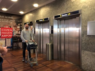 Flughafen Kopenhagen - Toilette (nach Sicherheitsdienst) in Verbindung mit den Geschäften in Terminal 2