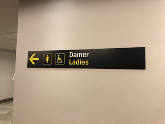 Flughafen Kopenhagen - Toilette (nach Sicherheitsdienst) in Verbindung mit den Geschäften in Terminal 2