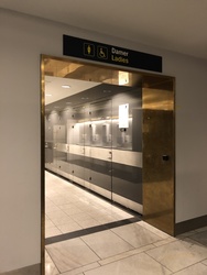 Flughafen Kopenhagen - Toilette (nach Sicherheitsdienst) in Verbindung mit den Geschäften in Terminal 2