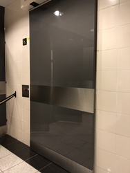 Flughafen Kopenhagen - Toilette (nach Sicherheitsdienst) in Verbindung mit den Geschäften in Terminal 2