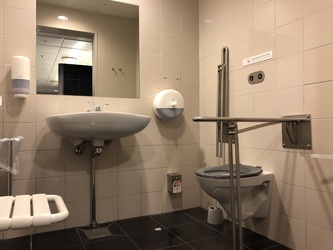 Flughafen Kopenhagen - Toilette (nach Sicherheitsdienst) in Verbindung mit den Geschäften in Terminal 2