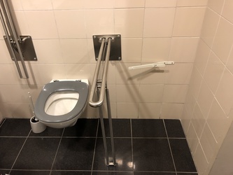 Flughafen Kopenhagen - Toilette (nach Sicherheitsdienst) in Verbindung mit den Geschäften in Terminal 2
