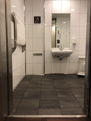 Flughafen Kopenhagen - Toiletten (nach Sicherheitskontrolle) - neben Aamanns Cafe