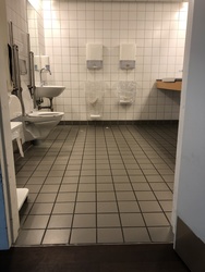 Flughafen Kopenhagen - Toiletten (nach Sicherheitskontrolle) - bei Gate D101