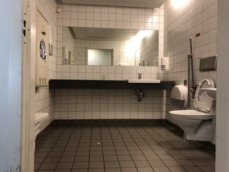 Flughafen Kopenhagen - Toiletten (nach Sicherheitskontrolle) - bei Gate D1
