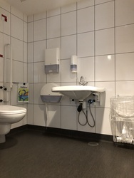 Flughafen Kopenhagen - Toiletten (nach Sicherheitskontrolle) - neben Caviar House