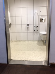 Flughafen Kopenhagen - Toiletten (nach Sicherheitskontrolle) - Toilette ausserhalb Hilfezentrum
