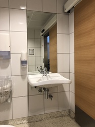 Flughafen Kopenhagen - Toiletten (nach Sicherheitskontrolle) - Toilette ausserhalb Hilfezentrum