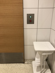 Flughafen Kopenhagen - Toiletten (nach Sicherheitskontrolle) - Toilette ausserhalb Hilfezentrum