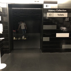 LEGO House - Toilette - History Collection / LEGO Cinema (Untergeschoss)